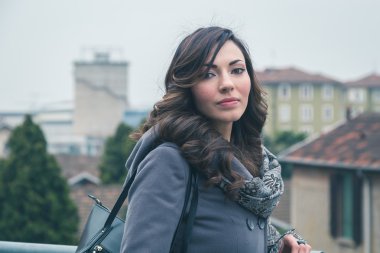 Güzel kız bir kentsel bağlamda poz