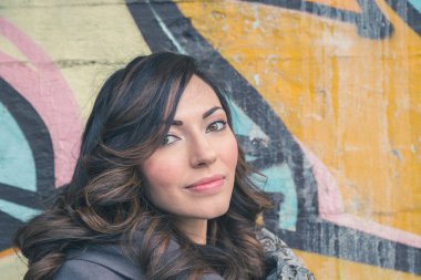 Güzel kız bir kentsel bağlamda poz