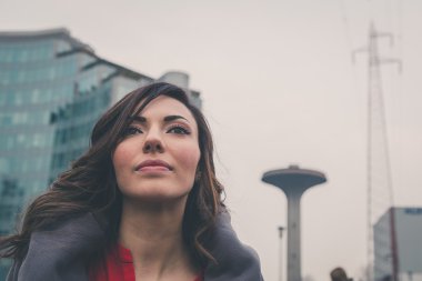 Güzel kız bir kentsel bağlamda poz