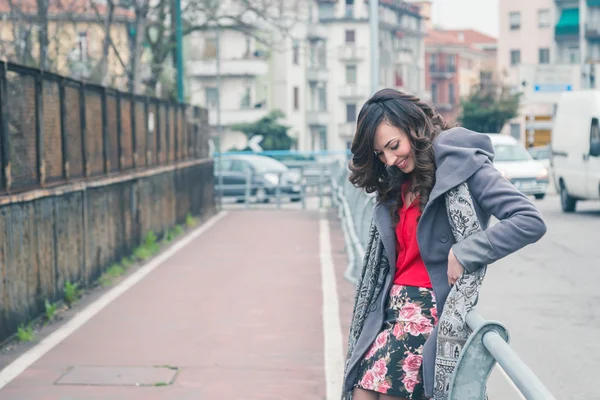 Hermosa chica posando en un contexto urbano — Foto de Stock