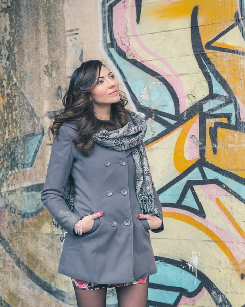 Beautiful girl posing in an urban context — Stock Photo, Image