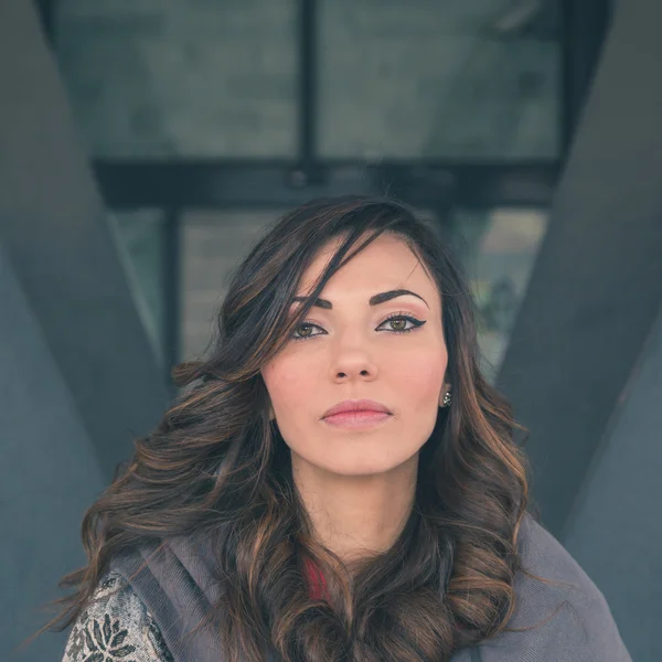 Beautiful girl posing in an urban context — Stock Photo, Image