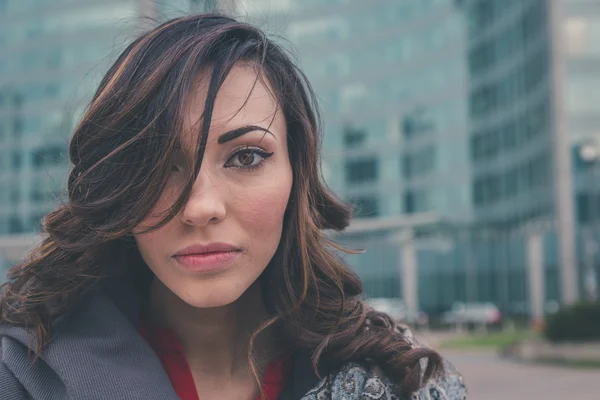 Beautiful girl posing in an urban context — Stock Photo, Image