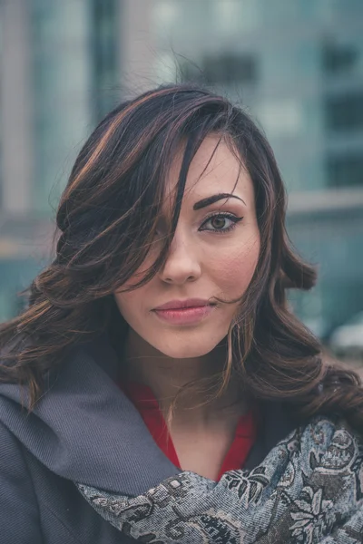 Beautiful girl posing in an urban context — Stock Photo, Image