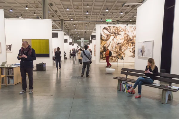 Persone in visita a Miart 2015 a Milano — Foto Stock