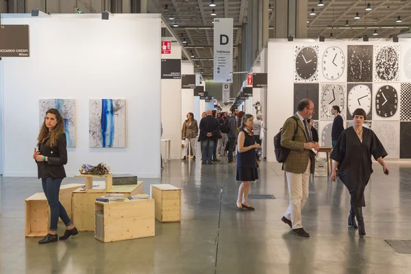 Persone in visita a Miart 2015 a Milano — Foto Stock