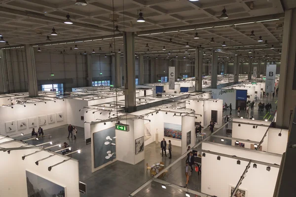 Bovenaanzicht van mensen en stands op Miart 2015 in Milaan, Italië — Stockfoto