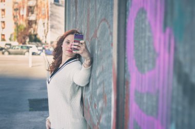 Bir selfie bir kentsel bağlamda alarak güzel kız