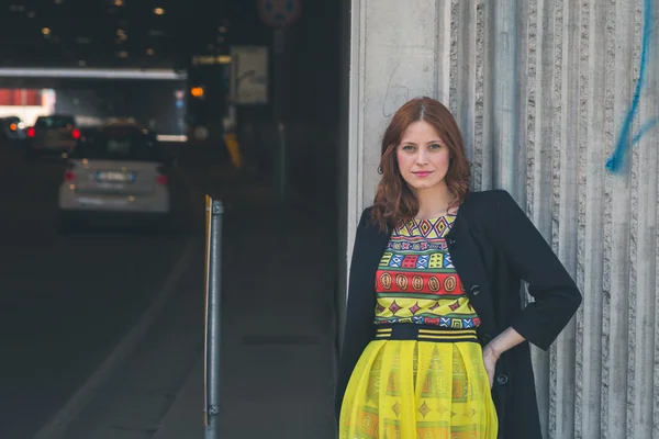 Beautiful girl posing in the city streets — Stock Photo, Image