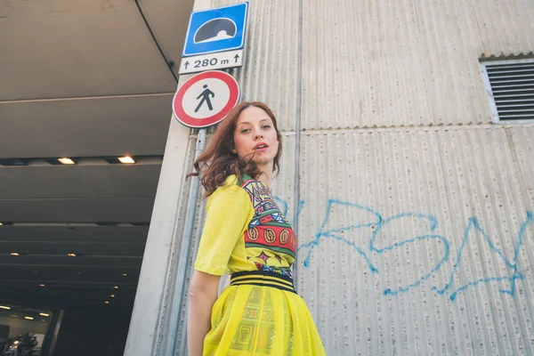 Hermosa chica posando en las calles de la ciudad —  Fotos de Stock