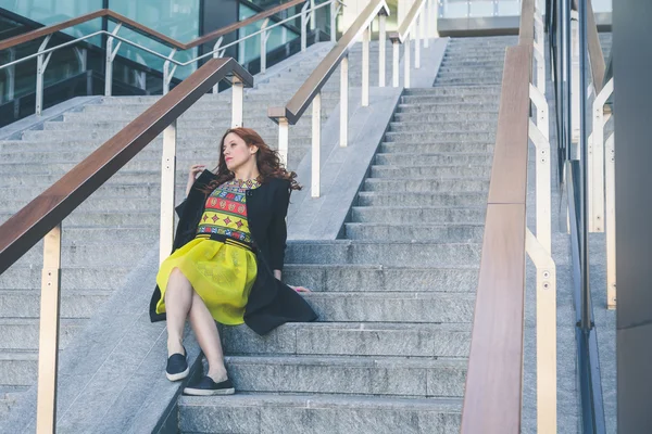 Bella ragazza in posa nelle strade della città — Foto Stock