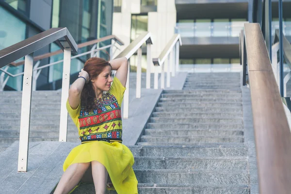 Menina bonita posando nas ruas da cidade — Fotografia de Stock