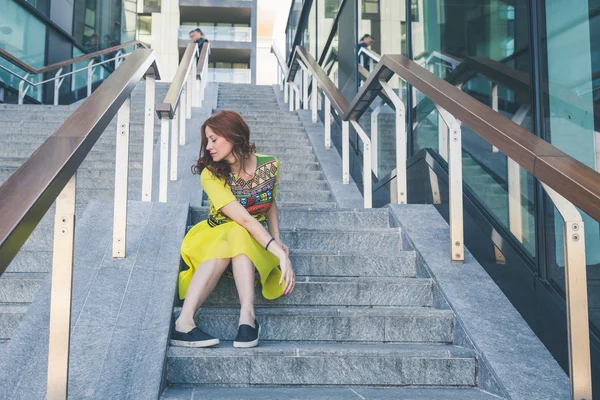 Bella ragazza in posa nelle strade della città — Foto Stock