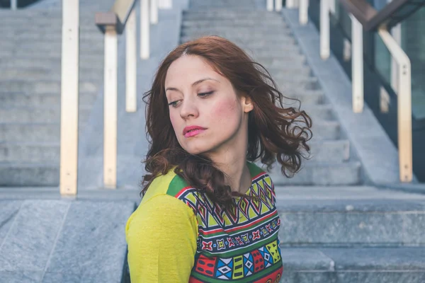 Bella ragazza in posa nelle strade della città — Foto Stock