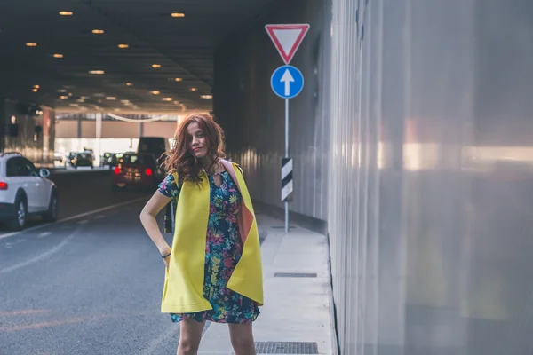 Bella ragazza in posa nelle strade della città — Foto Stock