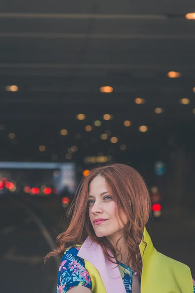 Mooi meisje poseren in de straten van de stad — Stockfoto