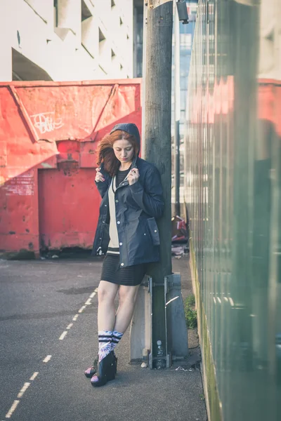 Vacker flicka poserar i stadens gator — Stockfoto