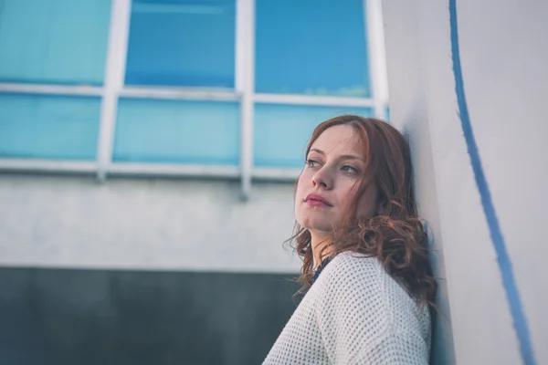 Schöne Mädchen posiert in den Straßen der Stadt — Stockfoto