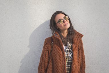 Güzel kız bir kentsel bağlamda poz