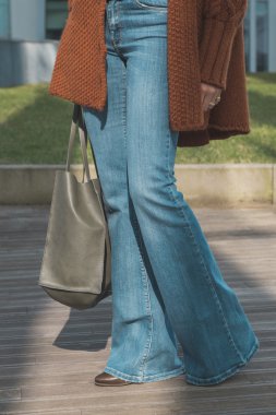 Ayrıntılı bir kızın bir kentsel bağlamda poz