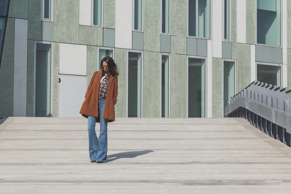 Beautiful girl posing in an urban context — Stock Photo, Image