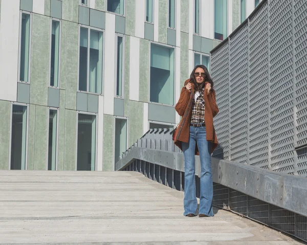 Menina bonita posando em um contexto urbano — Fotografia de Stock