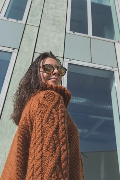 Hermosa chica posando en un contexto urbano — Foto de Stock