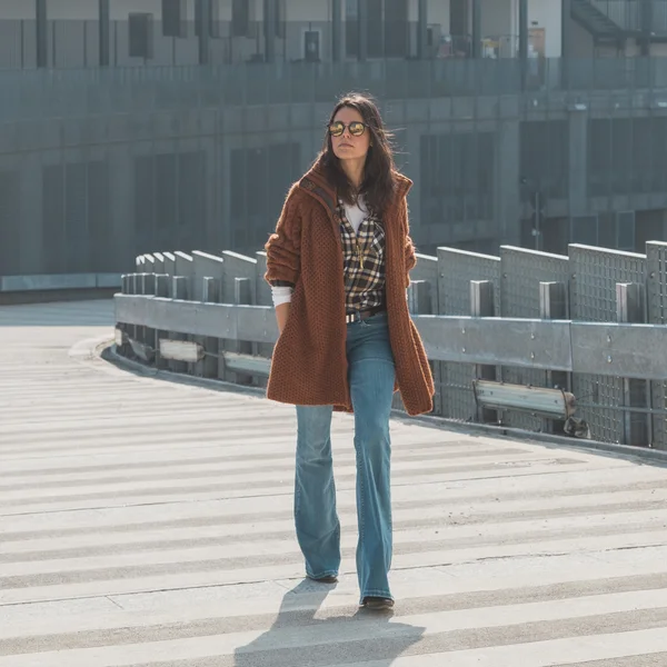 Beautiful girl posing in an urban context — Stock Photo, Image