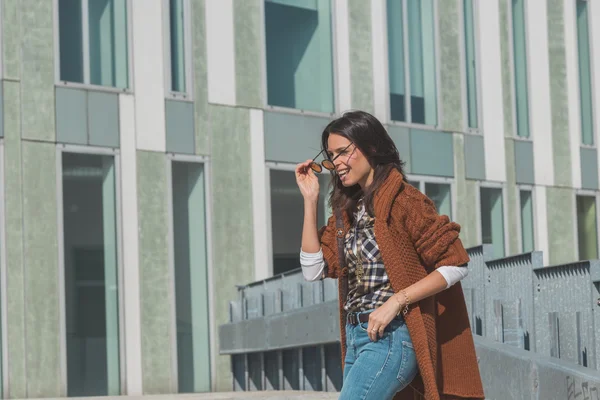 Hermosa chica posando en un contexto urbano — Foto de Stock