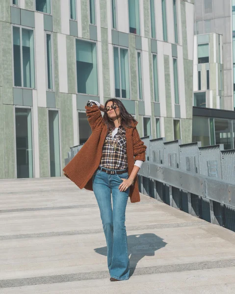 Bella ragazza in posa in un contesto urbano — Foto Stock