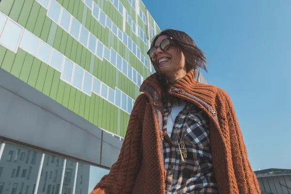 Beautiful girl posing in an urban context — Stock Photo, Image