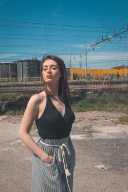 Endüstriyel bir bağlamda poz güzel esmer