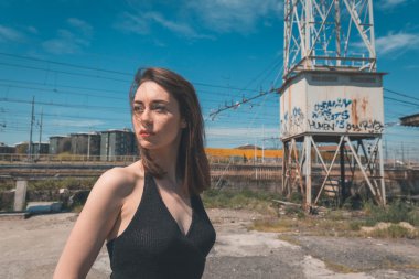 Endüstriyel bir bağlamda poz güzel esmer