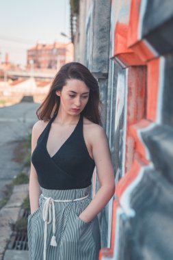 Endüstriyel bir bağlamda poz güzel esmer