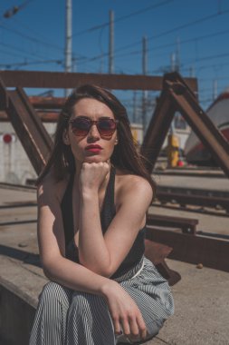 Endüstriyel bir bağlamda poz güzel esmer