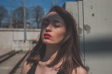 Endüstriyel bir bağlamda poz güzel esmer