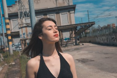 Endüstriyel bir bağlamda poz güzel esmer