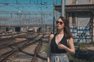 Endüstriyel bir bağlamda poz güzel esmer