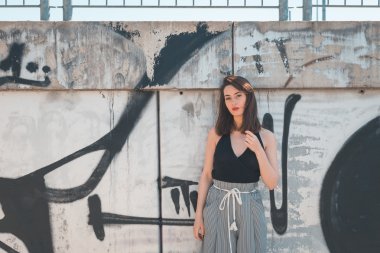 Endüstriyel bir bağlamda poz güzel esmer