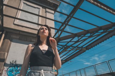 Endüstriyel bir bağlamda poz güzel esmer