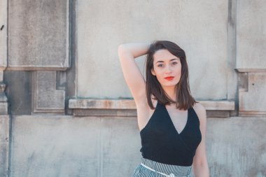 Endüstriyel bir bağlamda poz güzel esmer