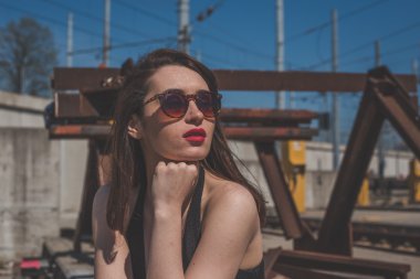 Endüstriyel bir bağlamda poz güzel esmer