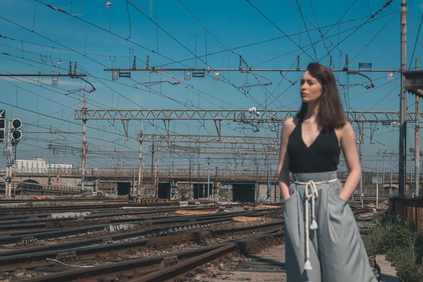 Mooie brunette poseren in een industriële context — Stockfoto