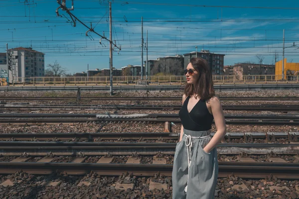 Mooie brunette poseren in een industriële context — Stockfoto