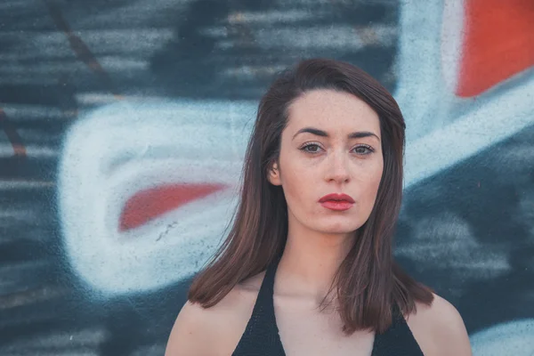 Mooie brunette poseren in een industriële context — Stockfoto