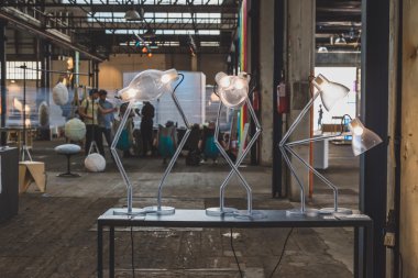 Masa lambaları Fuorisalone 2015 Mi uzayda Ventura Lambrate