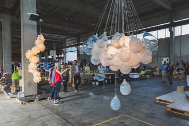 İnsanlar Fuorisalone 2015 Mi uzayda Ventura Lambrate, ziyaret