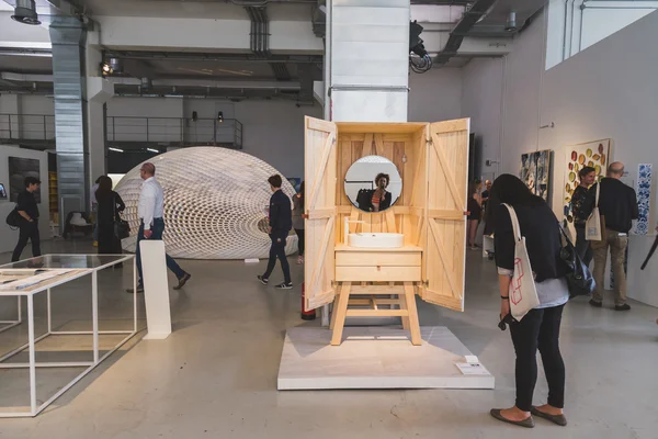 Personas que visitan Fuorisalone 2015 en Ventura Lambrate space en Mi — Foto de Stock