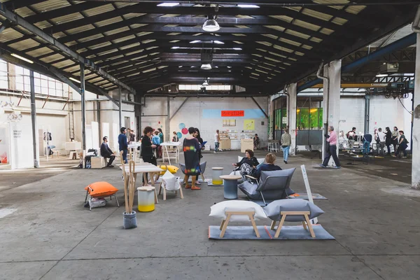 People visiting Fuorisalone 2015 at Ventura Lambrate space in Mi — Stock Photo, Image