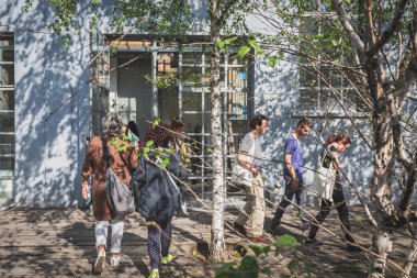 İnsanlar Ventura Lambrate alan Milano Design Week sırasında ziyaret